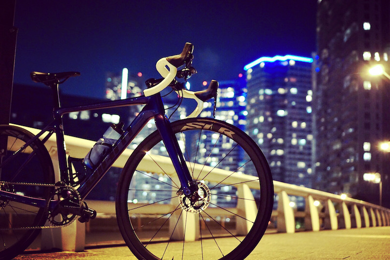 横浜の夜景と自転車